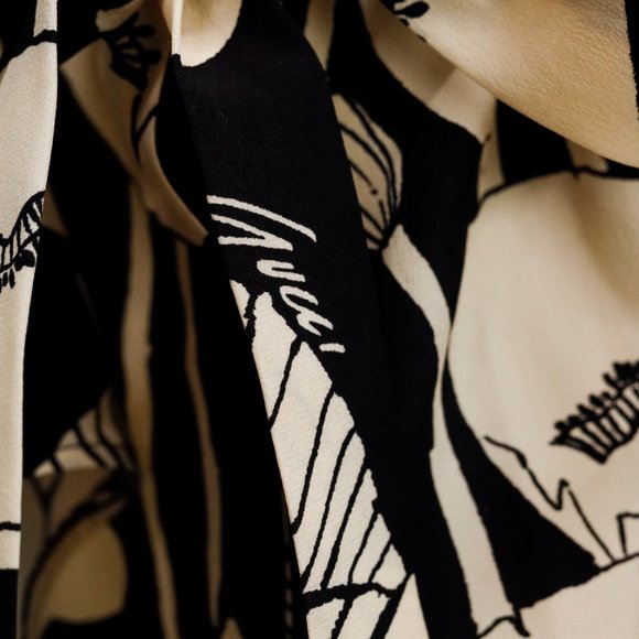 Gucci Black and White Floral Silk Blouse - Picture 9 of 16